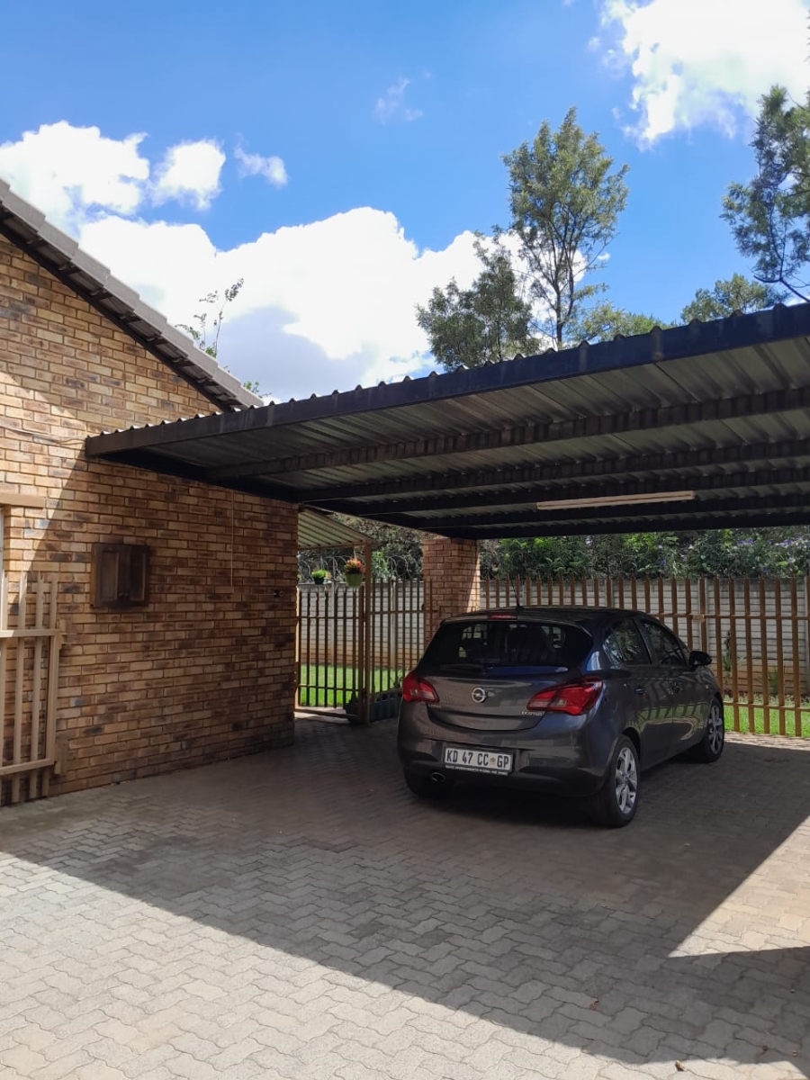 5 Bedroom Property for Sale in Unitas Park Gauteng