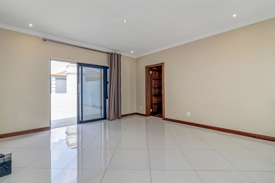4 Bedroom Property for Sale in Broadacres Gauteng