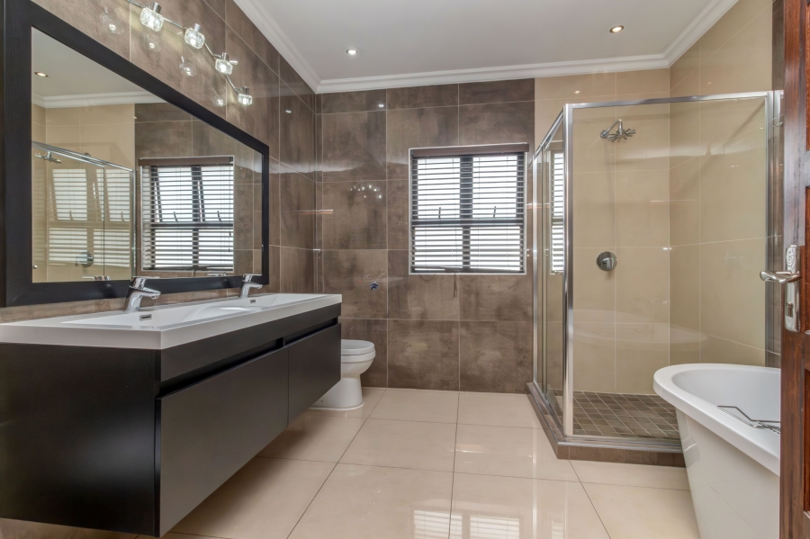 4 Bedroom Property for Sale in Broadacres Gauteng