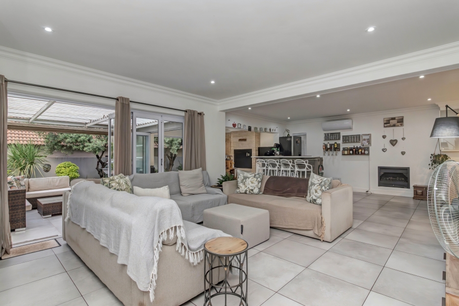 4 Bedroom Property for Sale in Broadacres Gauteng