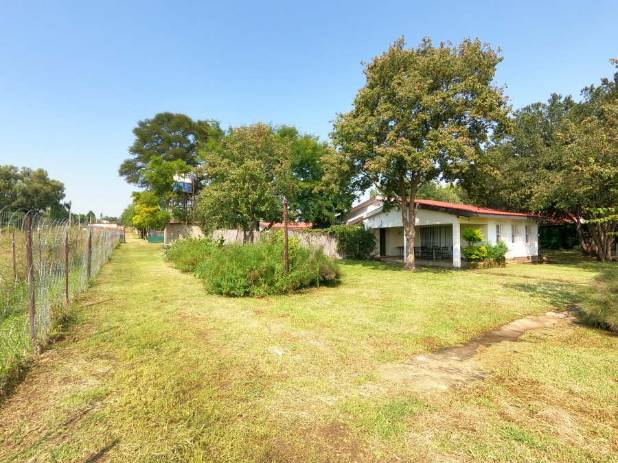 8 Bedroom Property for Sale in Glen Austin Gauteng