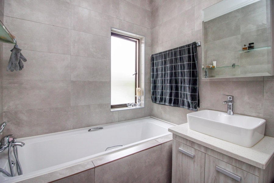 2 Bedroom Property for Sale in Broadacres Gauteng