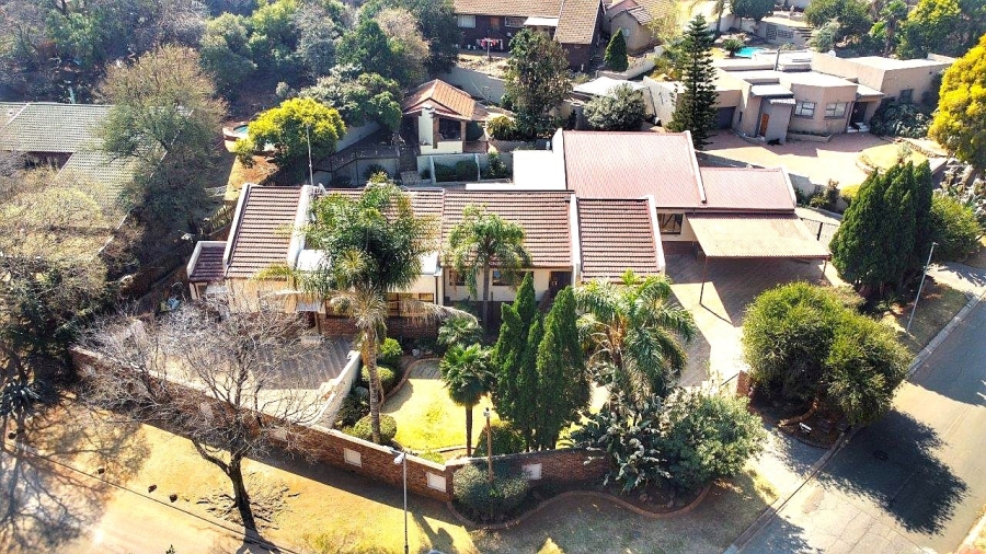 6 Bedroom Property for Sale in Mulbarton Gauteng