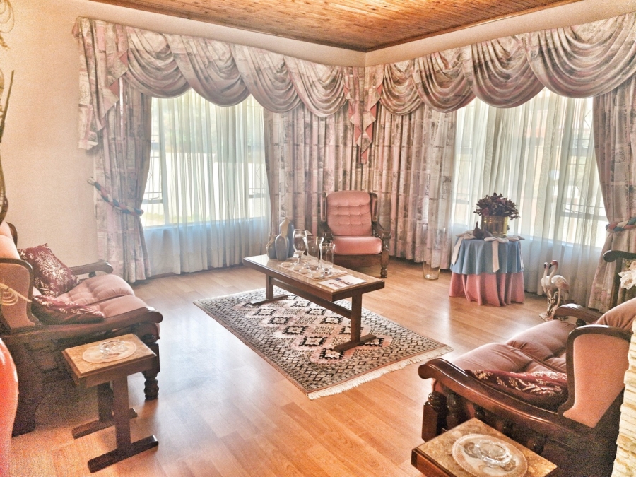 6 Bedroom Property for Sale in Mulbarton Gauteng