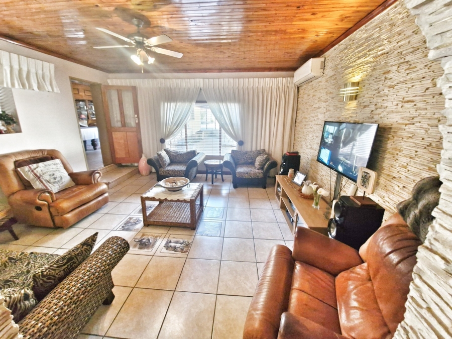 6 Bedroom Property for Sale in Mulbarton Gauteng