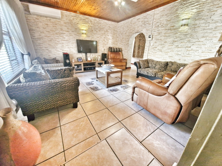 6 Bedroom Property for Sale in Mulbarton Gauteng