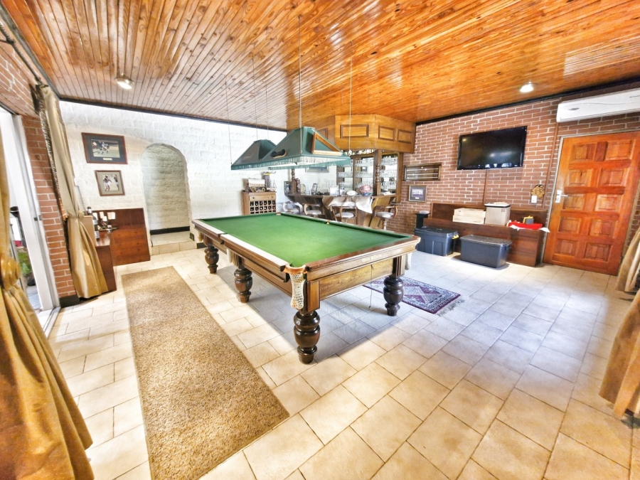 6 Bedroom Property for Sale in Mulbarton Gauteng