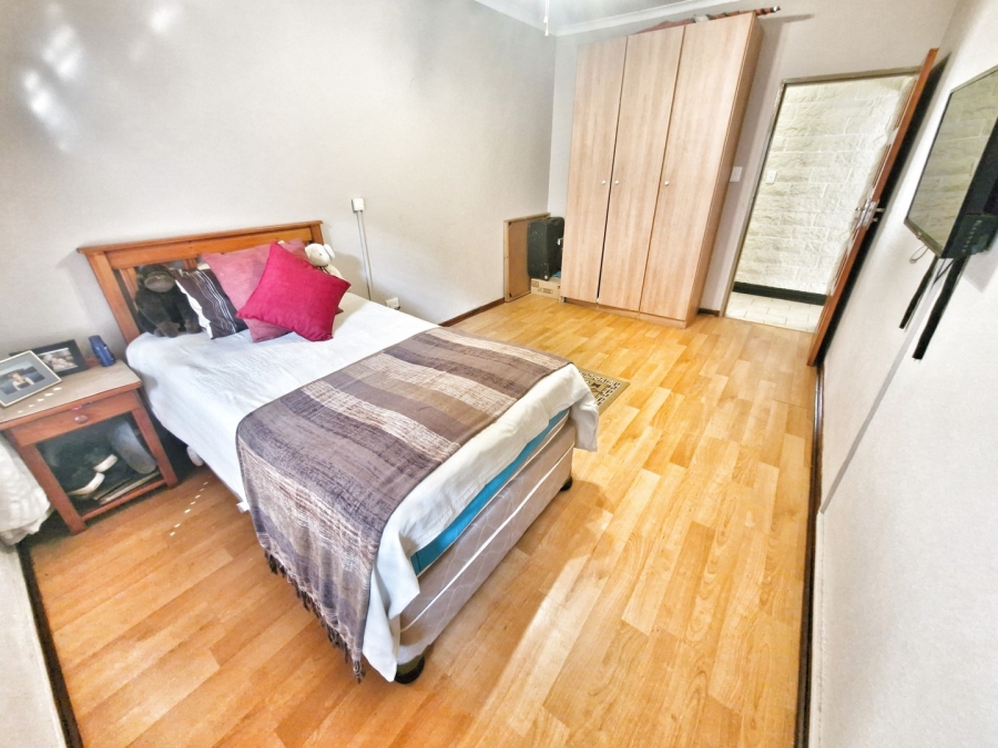 6 Bedroom Property for Sale in Mulbarton Gauteng