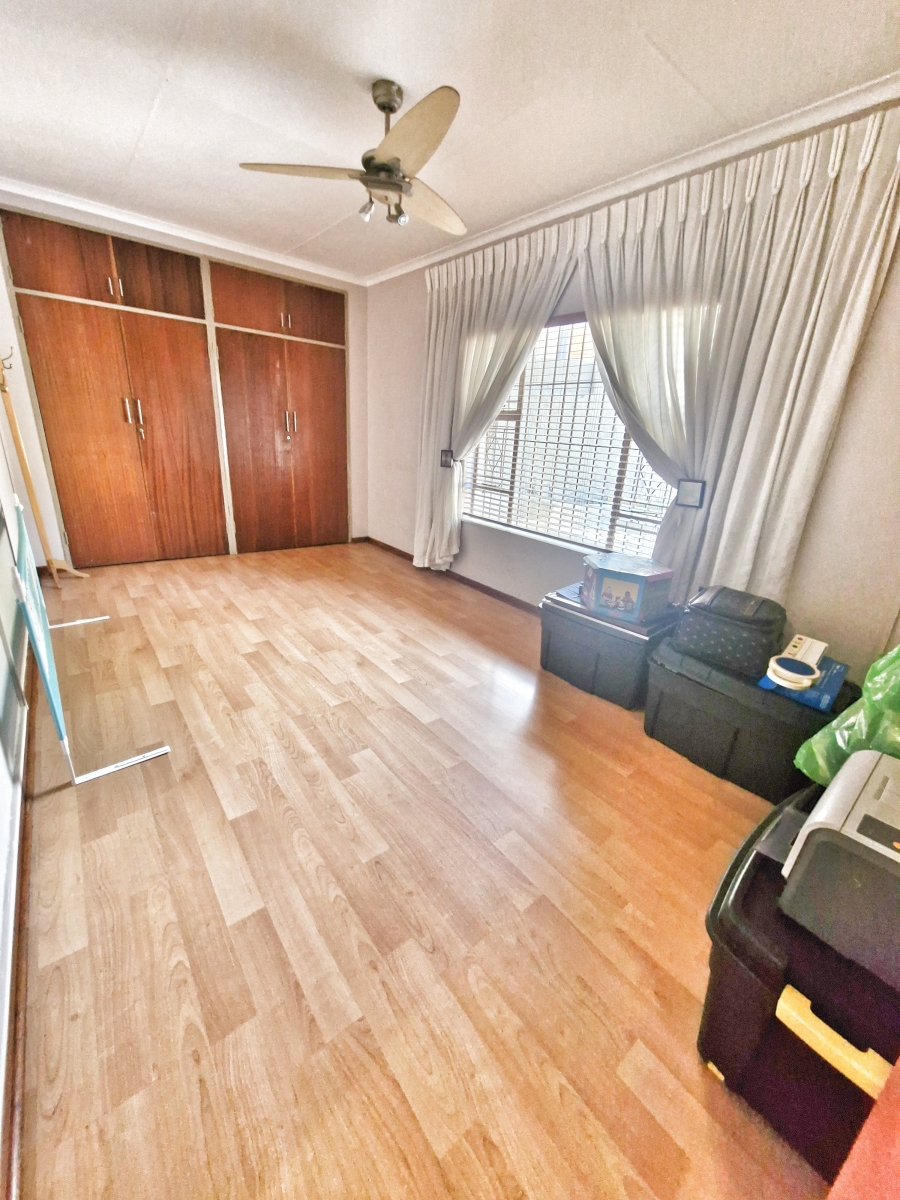 6 Bedroom Property for Sale in Mulbarton Gauteng