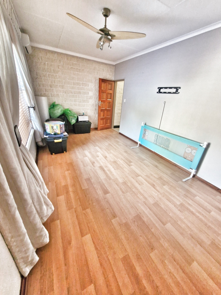 6 Bedroom Property for Sale in Mulbarton Gauteng
