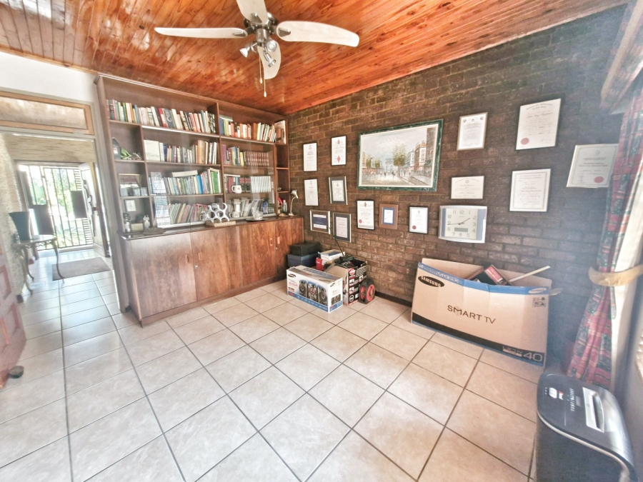 6 Bedroom Property for Sale in Mulbarton Gauteng