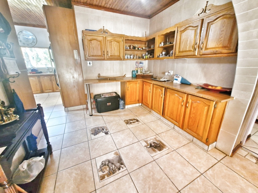 6 Bedroom Property for Sale in Mulbarton Gauteng