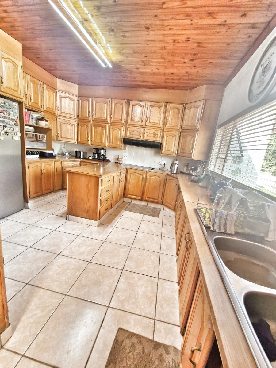 6 Bedroom Property for Sale in Mulbarton Gauteng