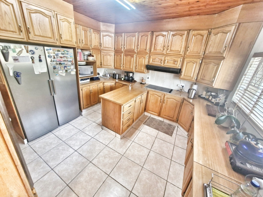 6 Bedroom Property for Sale in Mulbarton Gauteng