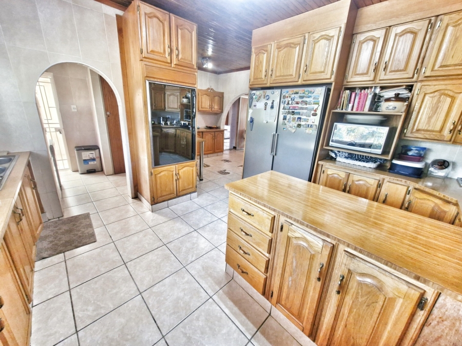 6 Bedroom Property for Sale in Mulbarton Gauteng