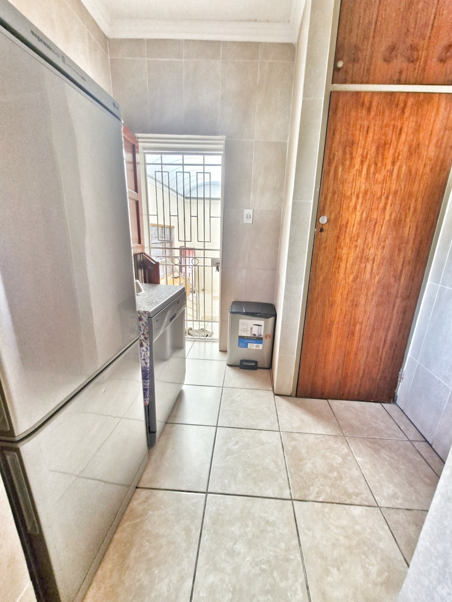 6 Bedroom Property for Sale in Mulbarton Gauteng