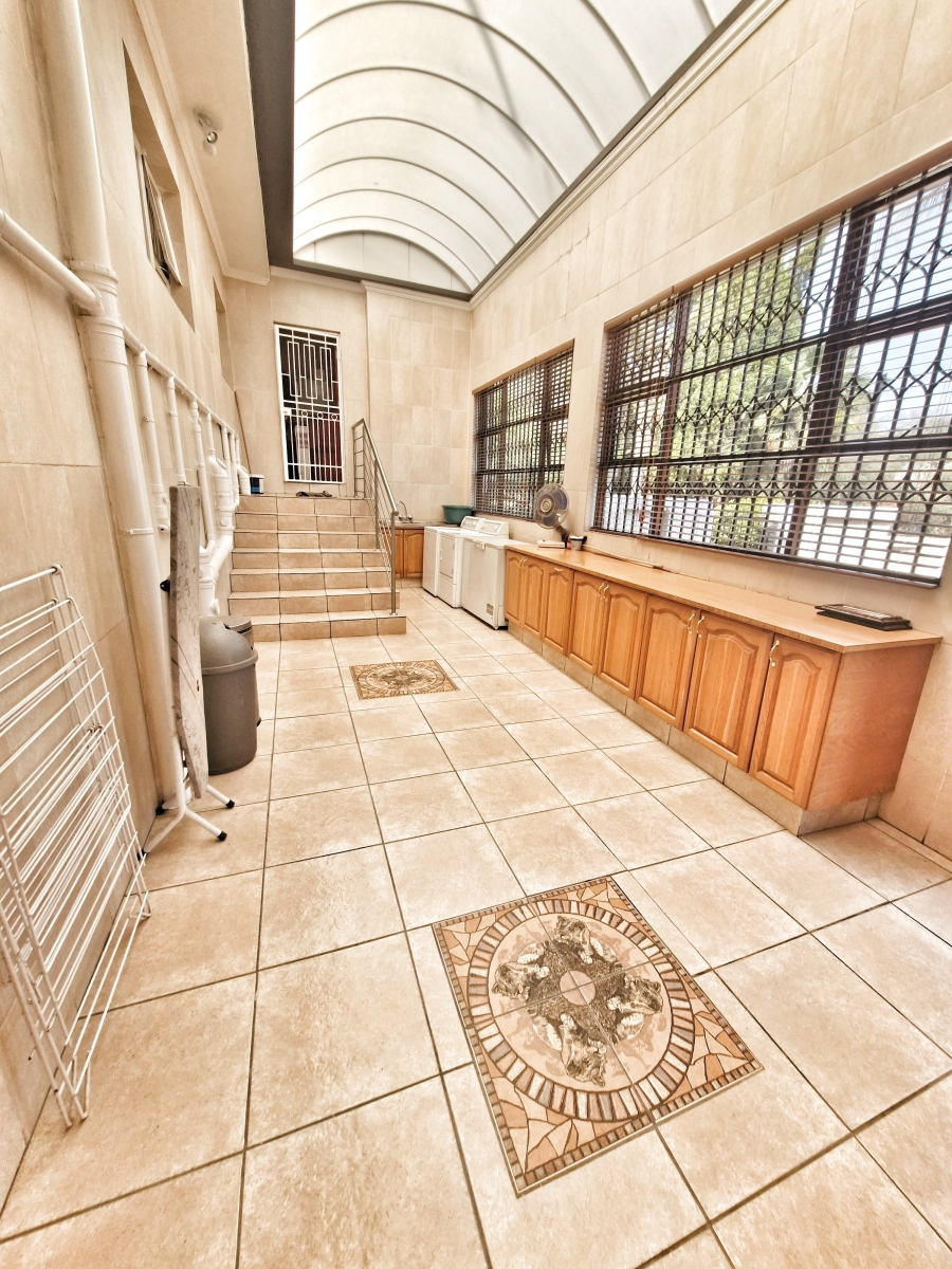 6 Bedroom Property for Sale in Mulbarton Gauteng