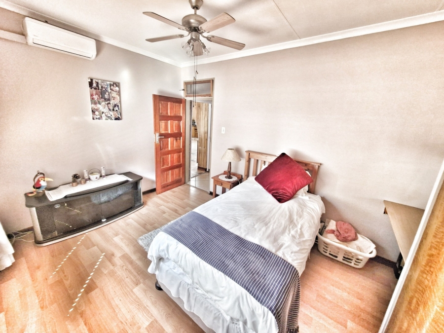 6 Bedroom Property for Sale in Mulbarton Gauteng