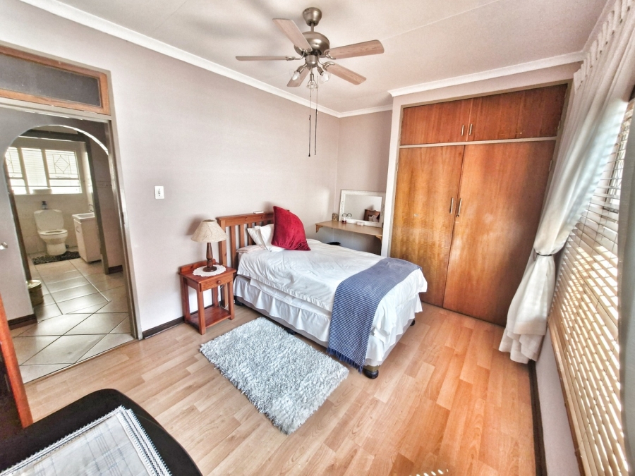 6 Bedroom Property for Sale in Mulbarton Gauteng