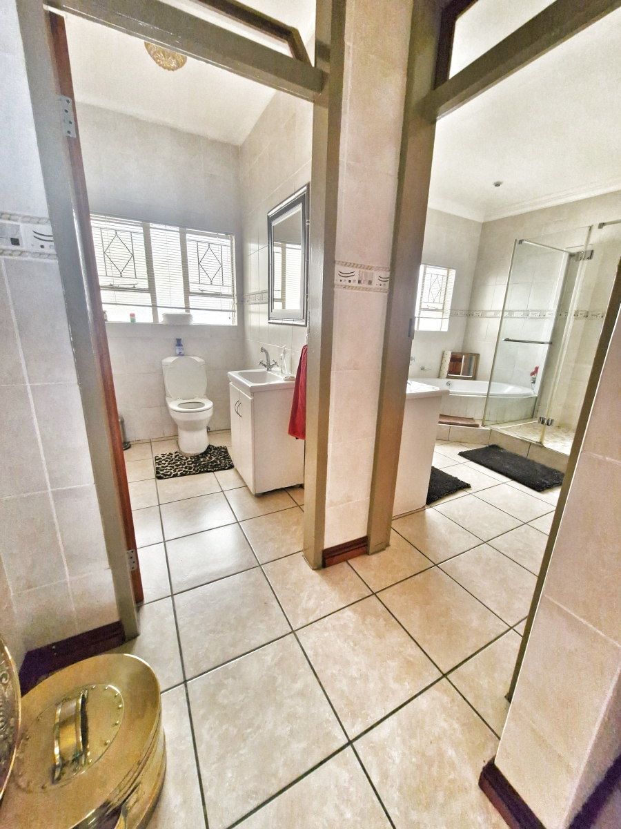 6 Bedroom Property for Sale in Mulbarton Gauteng