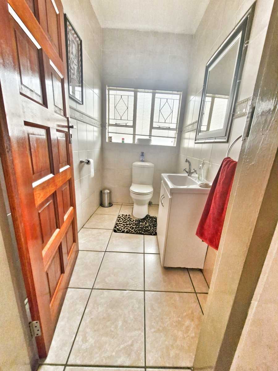 6 Bedroom Property for Sale in Mulbarton Gauteng