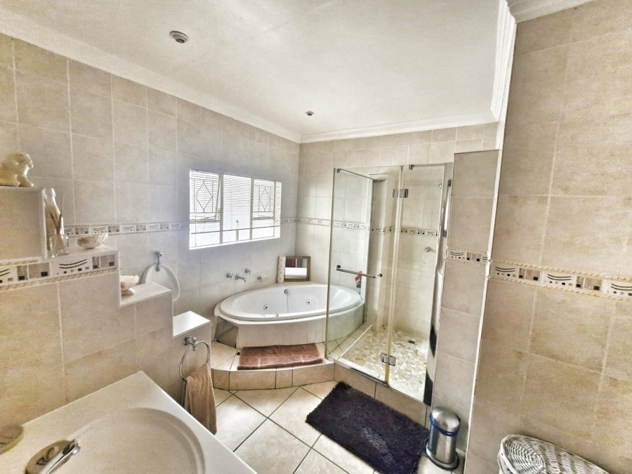 6 Bedroom Property for Sale in Mulbarton Gauteng