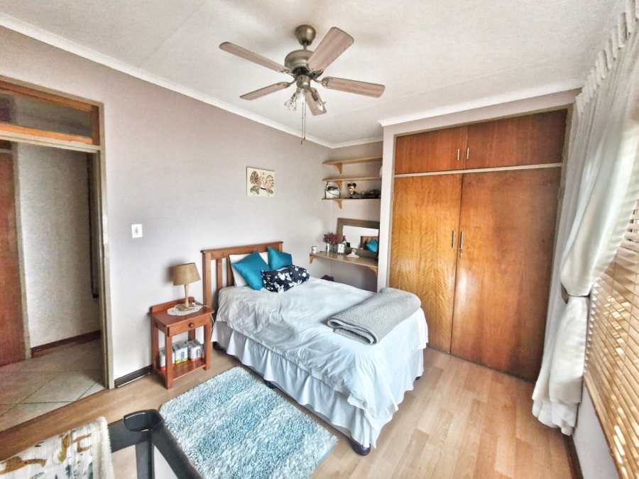 6 Bedroom Property for Sale in Mulbarton Gauteng