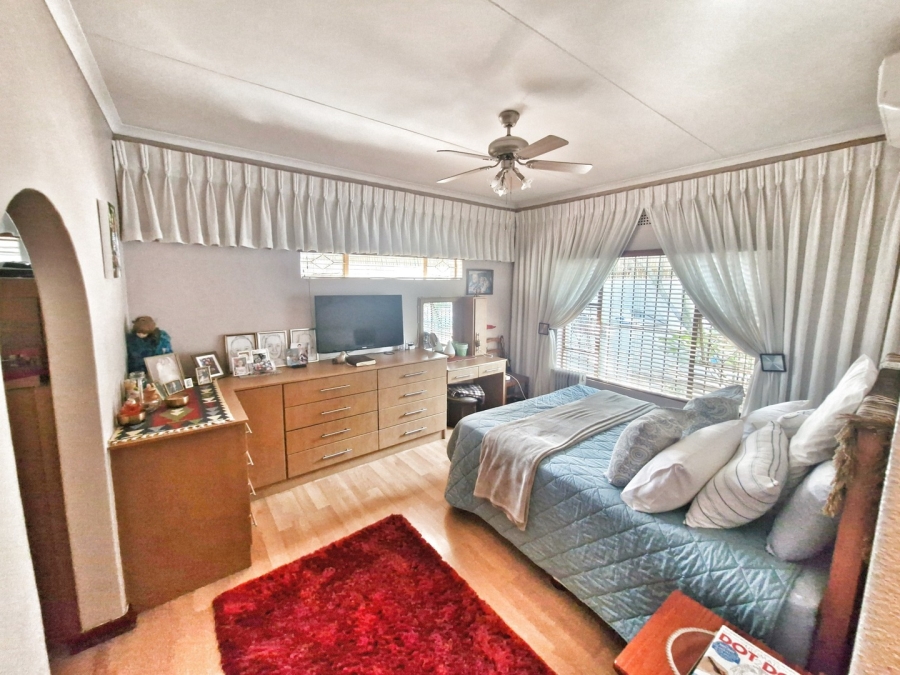 6 Bedroom Property for Sale in Mulbarton Gauteng