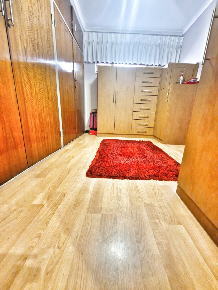 6 Bedroom Property for Sale in Mulbarton Gauteng