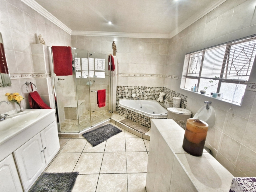6 Bedroom Property for Sale in Mulbarton Gauteng