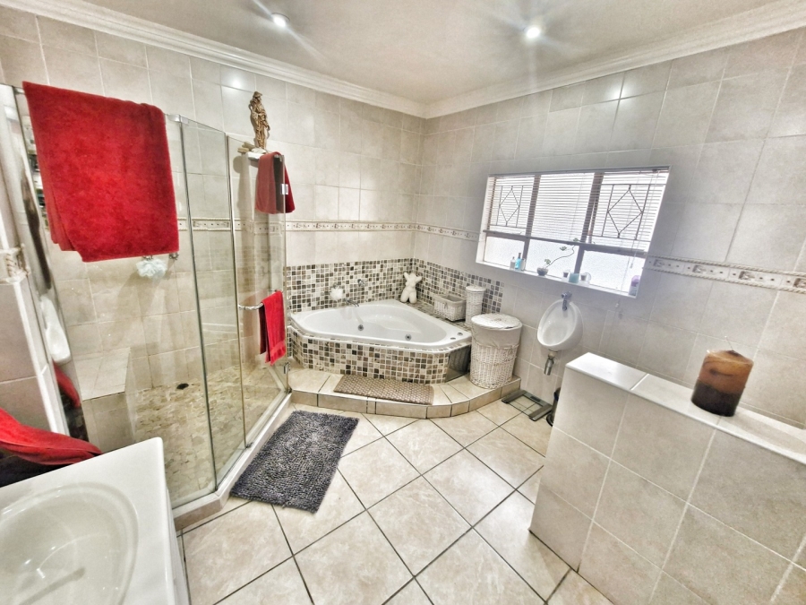 6 Bedroom Property for Sale in Mulbarton Gauteng