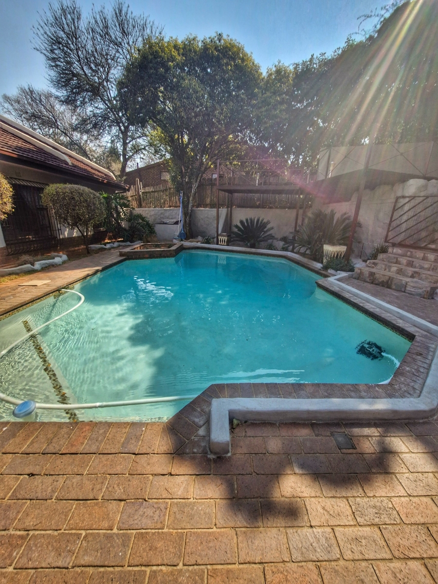 6 Bedroom Property for Sale in Mulbarton Gauteng