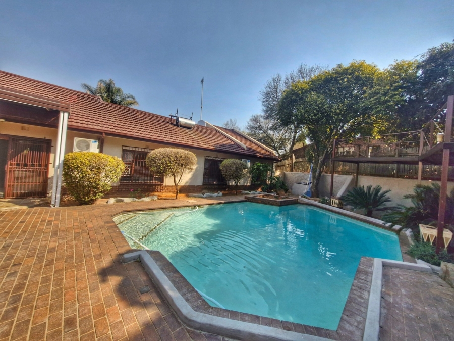 6 Bedroom Property for Sale in Mulbarton Gauteng