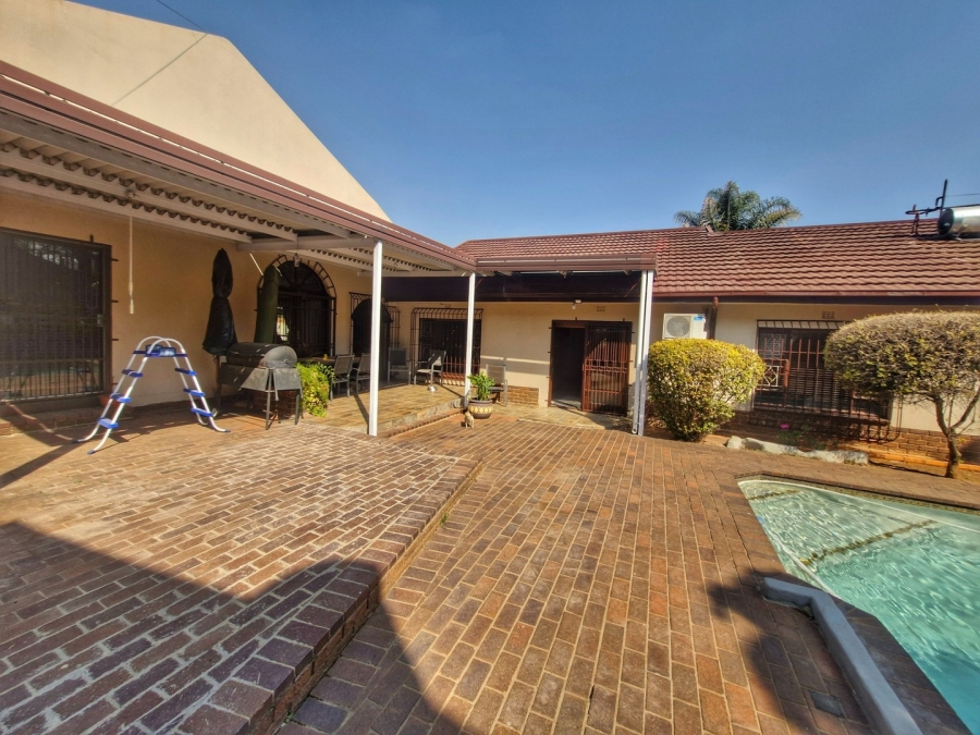 6 Bedroom Property for Sale in Mulbarton Gauteng