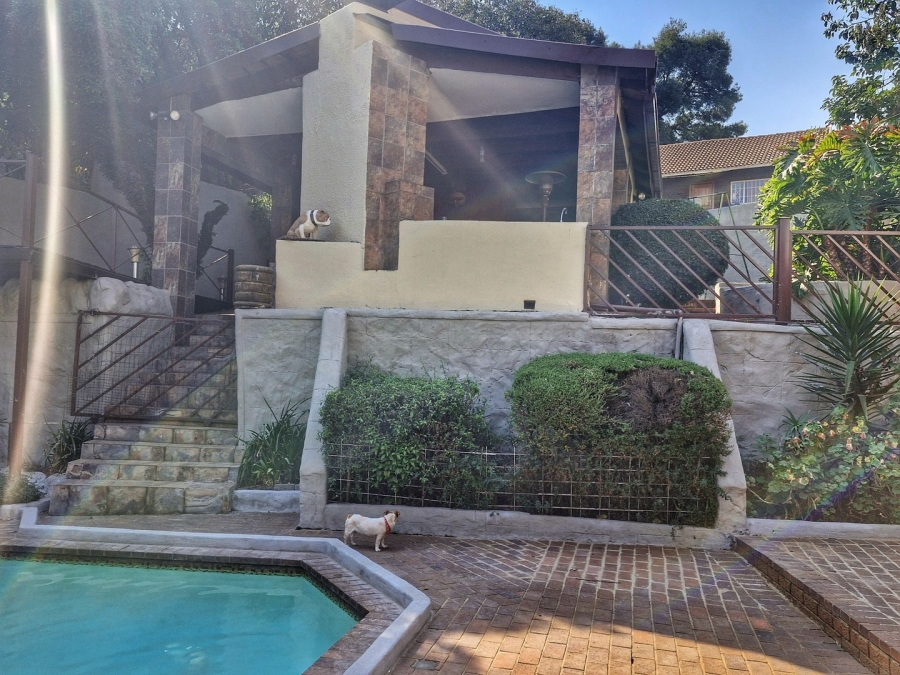 6 Bedroom Property for Sale in Mulbarton Gauteng