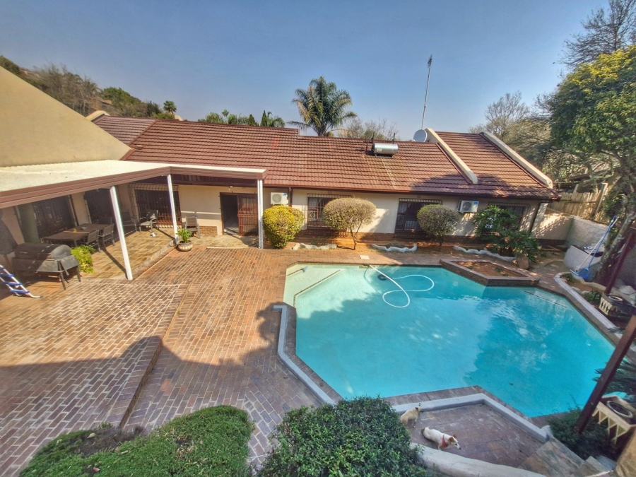 6 Bedroom Property for Sale in Mulbarton Gauteng