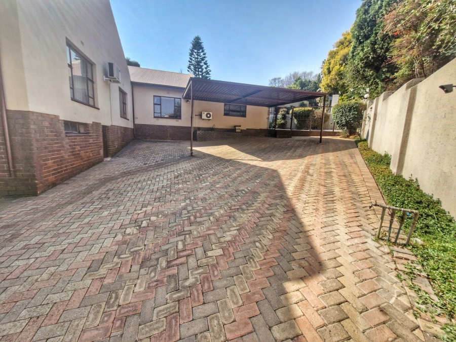 6 Bedroom Property for Sale in Mulbarton Gauteng