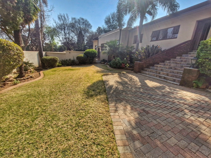 6 Bedroom Property for Sale in Mulbarton Gauteng