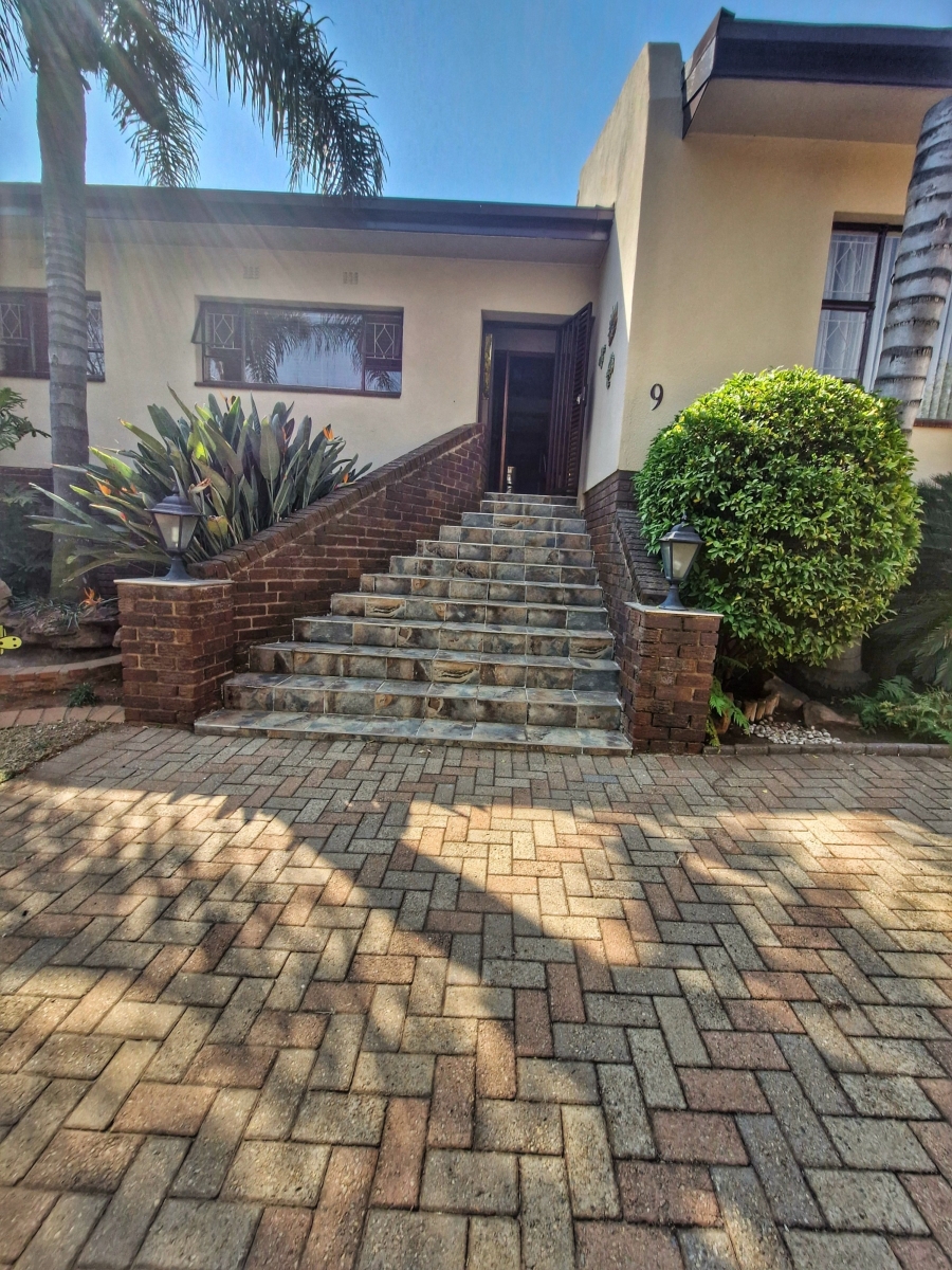 6 Bedroom Property for Sale in Mulbarton Gauteng