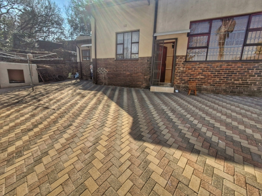 6 Bedroom Property for Sale in Mulbarton Gauteng