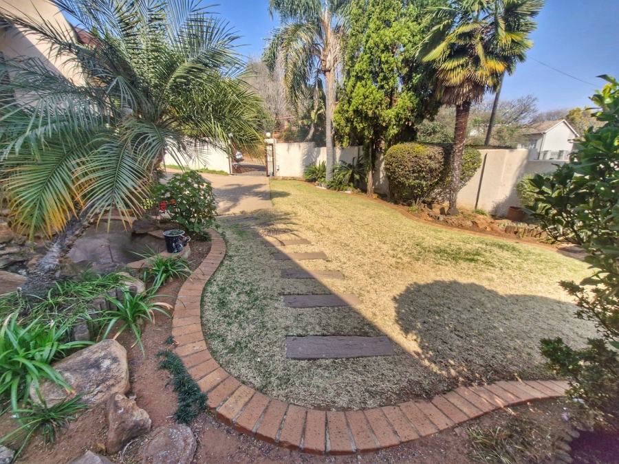 6 Bedroom Property for Sale in Mulbarton Gauteng
