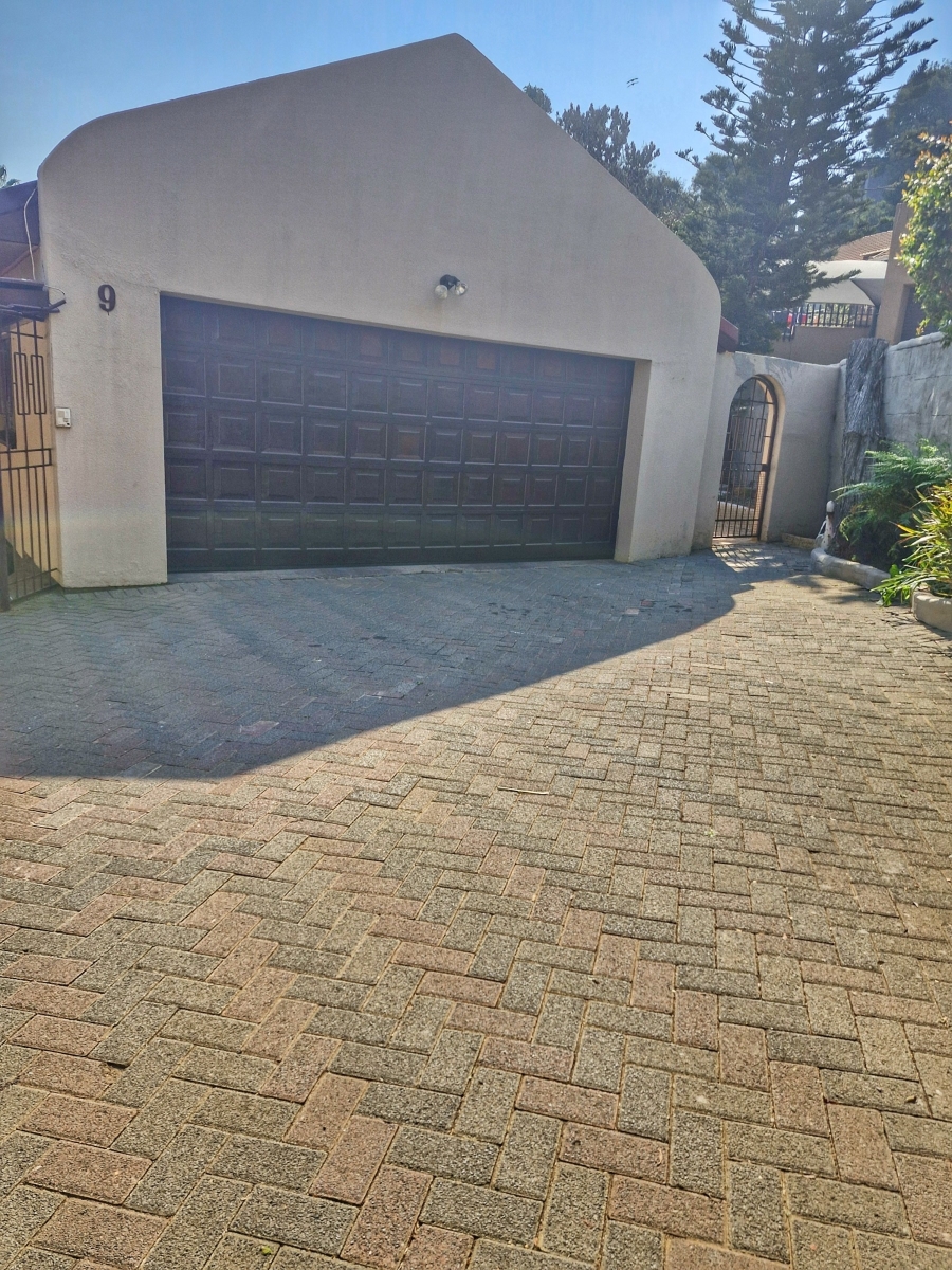 6 Bedroom Property for Sale in Mulbarton Gauteng