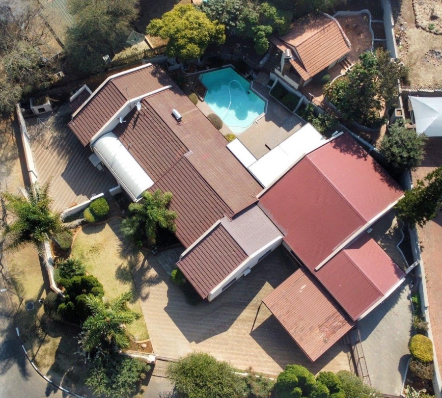 6 Bedroom Property for Sale in Mulbarton Gauteng