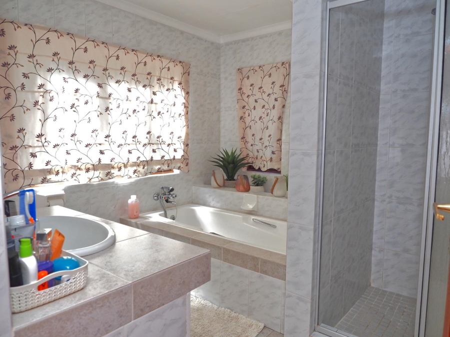 4 Bedroom Property for Sale in Blue Saddle Ranches Gauteng