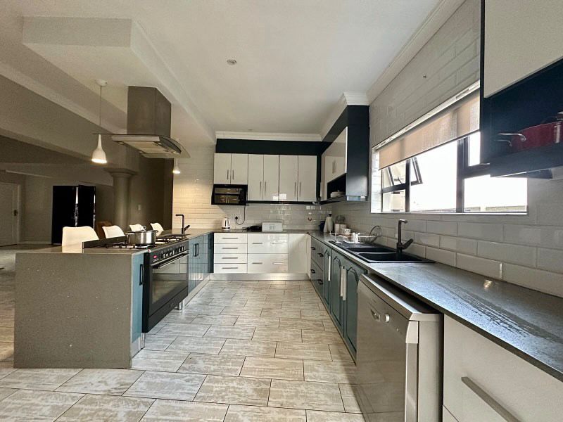 7 Bedroom Property for Sale in Monavoni Gauteng