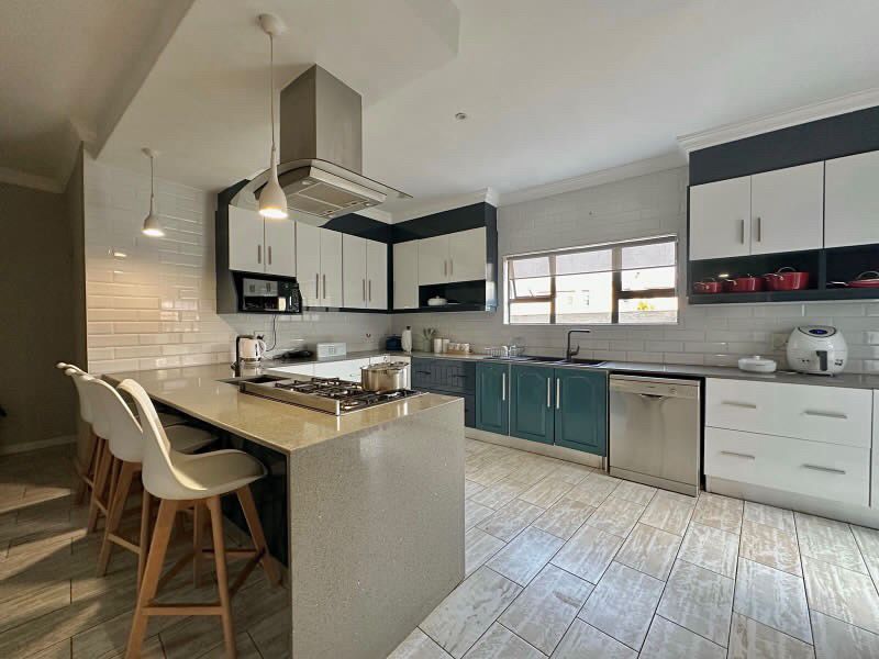 7 Bedroom Property for Sale in Monavoni Gauteng