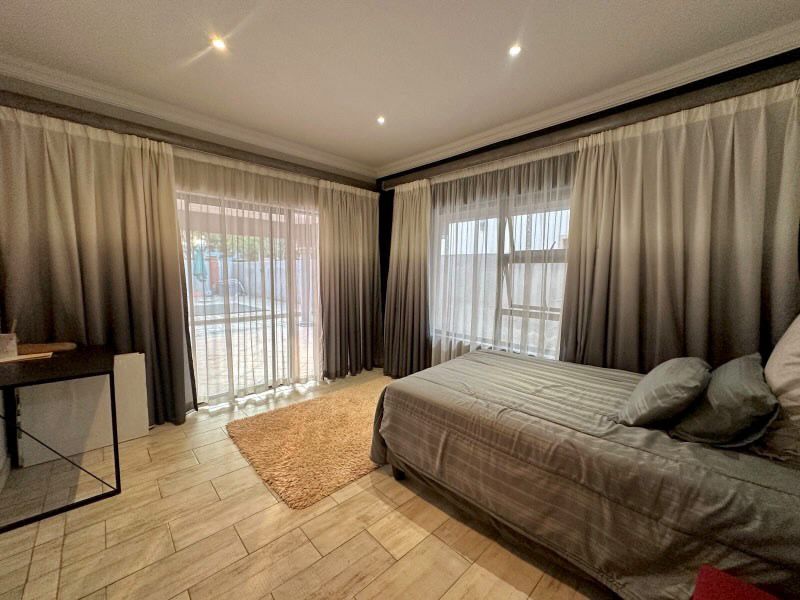 7 Bedroom Property for Sale in Monavoni Gauteng