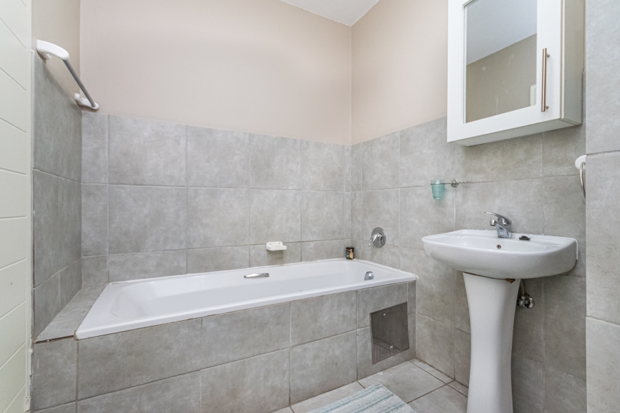 2 Bedroom Property for Sale in Die Hoewes Gauteng