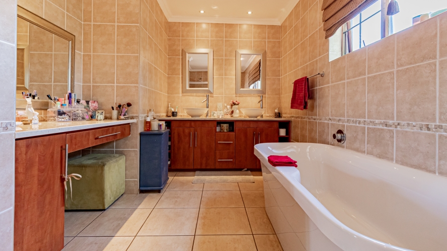 5 Bedroom Property for Sale in The Wilds Gauteng