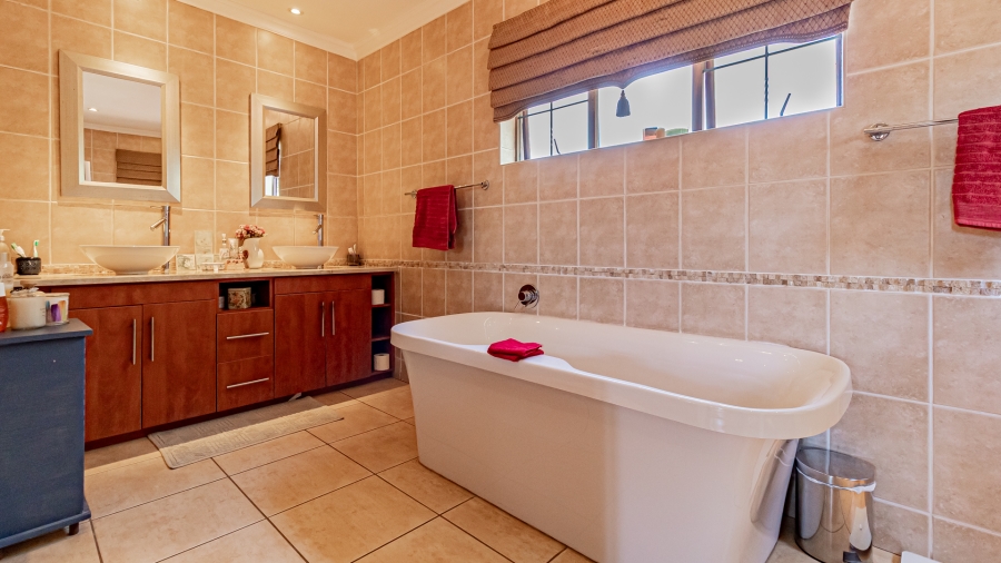 5 Bedroom Property for Sale in The Wilds Gauteng